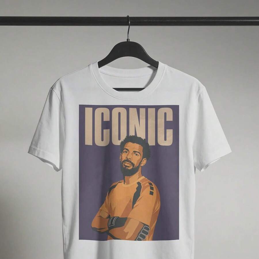 Camiseta Retro con el Retrato del Portero de Vozinha, Cabo Verde | Copa del Mundo 2026 | Ropa Deportiva Urbana con Diseño Gráfico | Camiseta con meme divertido | Camiseta unisex de p - Blanco - Ver 1