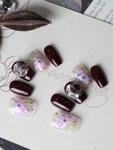 10 Peças Unhas Postiças Crimson com Flores Coloridas e Diamantes Brilhantes Feitas à Mão, Unhas Postiças Falsas, Unhas de Verão, Unhas Falsas Curtas para Escritório e Uso Diário, Kit de Unhas Artificiais Inclui 1 Folha de Abas Adesivas e 1 Lixa Mini - Multicolorido - Visão 3