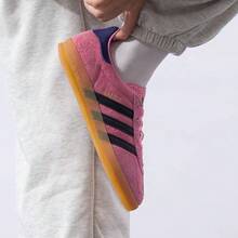 adidas originals GAZELLE 牛剖層革絨面革 防滑舒適 低筒板鞋 女款 - 粉紅黑色 - 查看 4