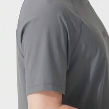 Skechers Camiseta deportiva de manga ranglán para hombre con estampado pequeño, tejido refrescante de secado rápido y cuello redondo - Gris - Ver 4