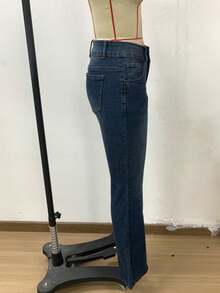美式辣妹風女款低腰牛仔褲，彈性面料舒適穿著，前扣性感設計，水洗素色口袋牛仔褲 - 深色水洗藍 - View 1