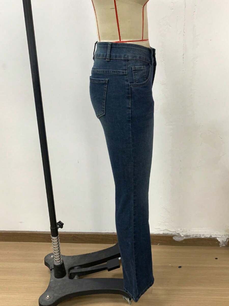 美式辣妹風女款低腰牛仔褲，彈性面料舒適穿著，前扣性感設計，水洗素色口袋牛仔褲 - 深色水洗藍 - View 1