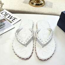 CL"Classic Retro 3D Riveted Red-Bottom Flip-Flops, Couple Beach Flat Toe Sandals, Casual Slip-Resistant Comfortable Flip-Flops - 白色雙釘 - 查看 6