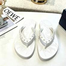 CL"Classic Retro 3D Riveted Red-Bottom Flip-Flops, Couple Beach Flat Toe Sandals, Casual Slip-Resistant Comfortable Flip-Flops - 白色半釘 - 查看 5