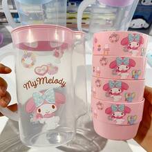SANRIO 5件組水壺套組，包含1個冷水壺與4個可堆疊手柄杯，輕量塑料材質，防塵蓋保持飲品清潔，可堆疊設計節省收納空間，適用於居家廚房、辦公室與戶外野餐 - 彩色 - 查看 10