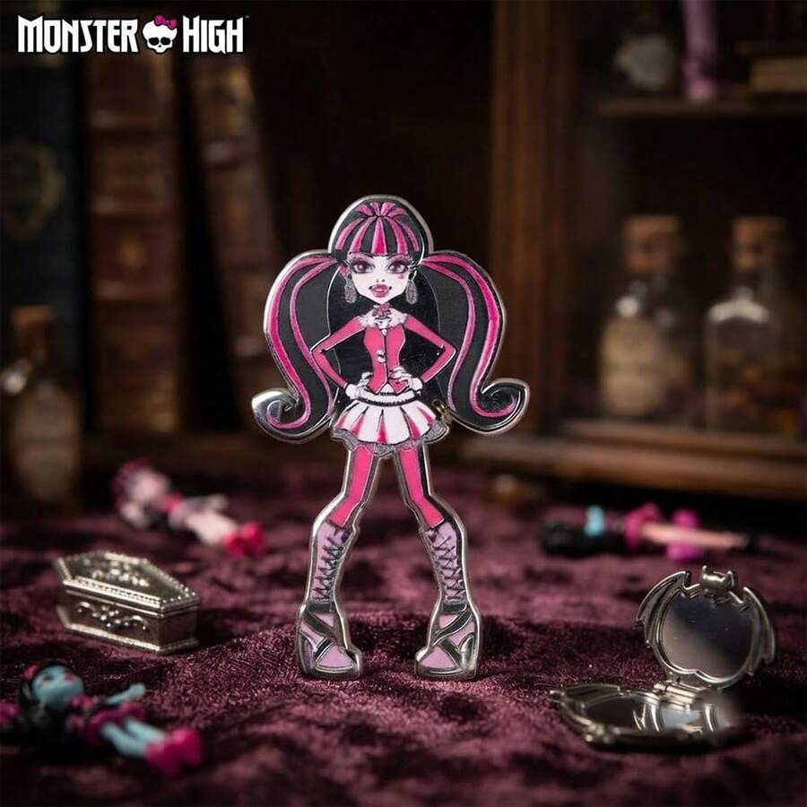 Mattel دبوس معدني مرخص رسميًا من ماتيل لشخصية مونستر هاي بتصميم جمجمة مع فيونكة وردية لطيفة، شارة معدنية لإكسسوارات حقيبة الظهر وجاكيت الجينز والقبعة، هدية للعطلات، 1 قطعة