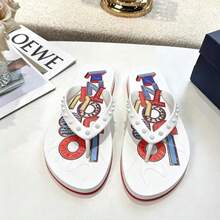 CL"Classic Retro 3D Riveted Red-Bottom Flip-Flops, Couple Beach Flat Toe Sandals, Casual Slip-Resistant Comfortable Flip-Flops - 白色彩繪 - 查看 4