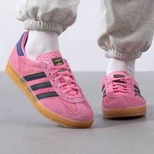 adidas originals GAZELLE 牛剖層革絨面革 防滑舒適 低筒板鞋 女款 - 粉紅黑色 - 查看 2