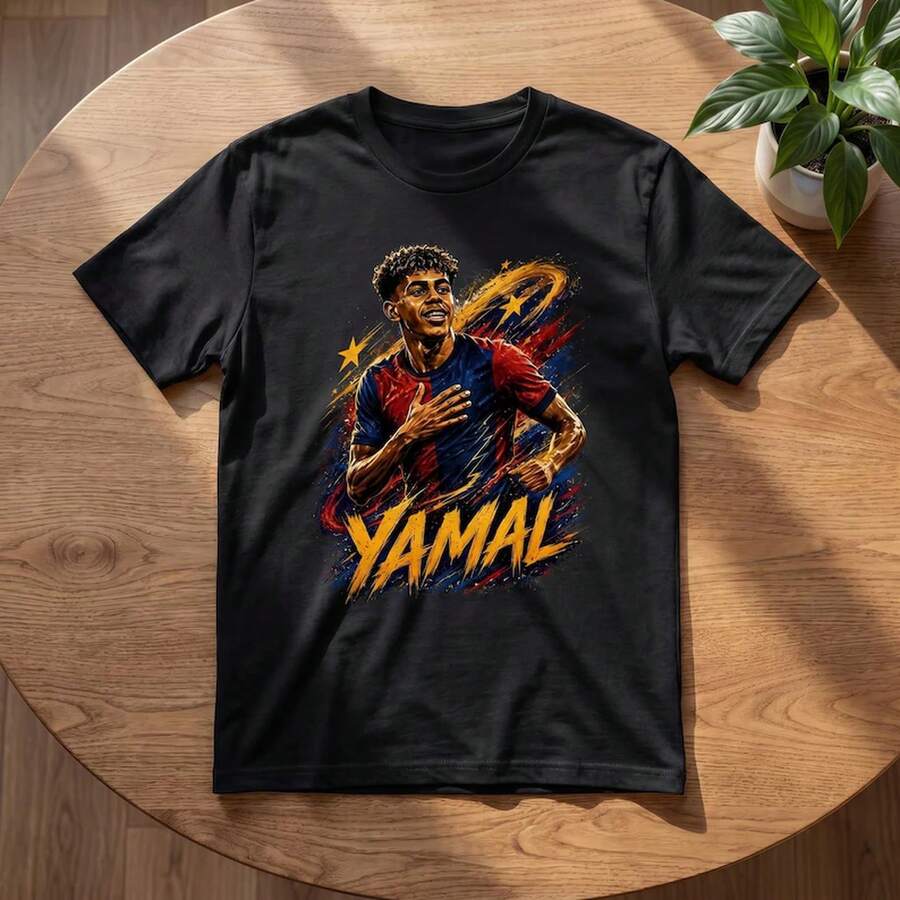 Camiseta Yamal, Diseño para Aficionados al Fútbol, Gildan 64000 Unisex, Regalo Deportivo Ideal para Seguidores, Camiseta Streetwear Inspirada en un Póster Moderno - Negro - Ver 1