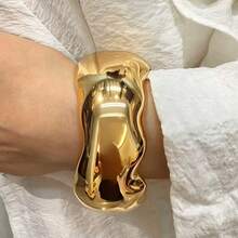 Pulseira Dourada Polida, Pulseira Feminina Elegante e Luxuosa, Design Estético Minimalista, Pulseira Estilo Real Dourado Foto Real - Dourado - Visão 6