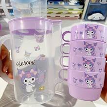SANRIO 5件組水壺套組，包含1個冷水壺與4個可堆疊手柄杯，輕量塑料材質，防塵蓋保持飲品清潔，可堆疊設計節省收納空間，適用於居家廚房、辦公室與戶外野餐 - 彩色 - 查看 15