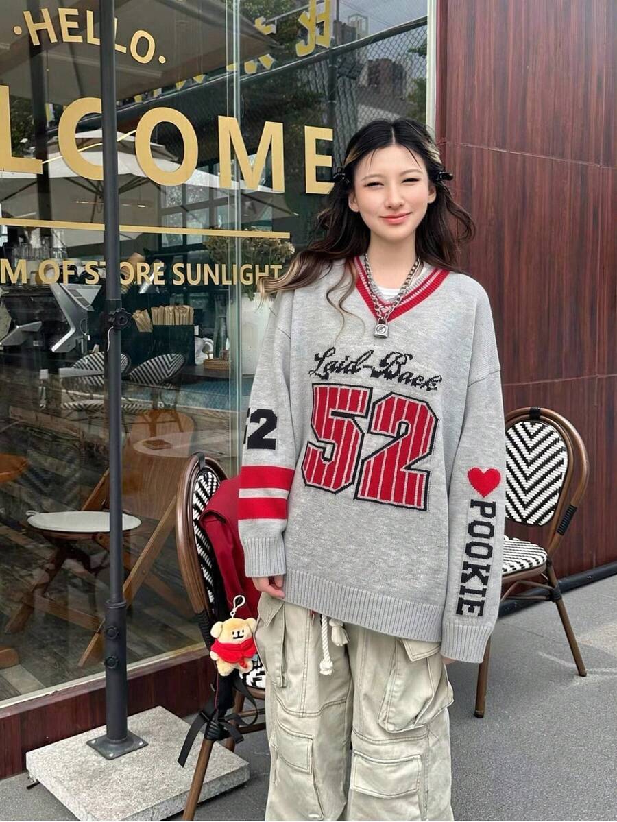 女款春秋灰色對比色圓領針織毛衣,寬鬆落肩套頭衫,星星與字母印花,美式學院街頭風 - 淺灰色 - 查看 1