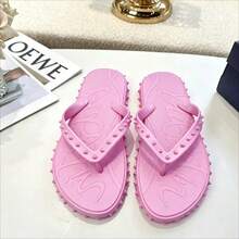 CL"Classic Retro 3D Riveted Red-Bottom Flip-Flops, Couple Beach Flat Toe Sandals, Casual Slip-Resistant Comfortable Flip-Flops - 粉紅色 - 查看 4