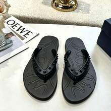 CL"Classic Retro 3D Riveted Red-Bottom Flip-Flops, Couple Beach Flat Toe Sandals, Casual Slip-Resistant Comfortable Flip-Flops - 黑色半釘 - 查看 6