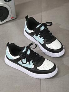 Chaussures de sport décontractées pour femmes, chaussures basses respirantes de couleur polyvalente, chaussures de skateboard, cadeau d'anniversaire, cadeau de vacances, tige confortable légère à lacets bout rond - Lune blanche et noire - Voir 2