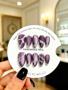 10 piezas de uñas postizas hechas a mano, forma de almendra mediana, estilo Y2K Baddie, efecto ojo de gato púrpura oscuro con capa superior mate + acentos de líneas pintadas a mano asimétricas & gemas de uñas, diseño único de nicho para chicas, adecuado para atuendo de Halloween Baddie, incluye kit de herramientas - Púrpura malva - Ver 11