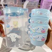 SANRIO 5件組水壺套組，包含1個冷水壺與4個可堆疊手柄杯，輕量塑料材質，防塵蓋保持飲品清潔，可堆疊設計節省收納空間，適用於居家廚房、辦公室與戶外野餐 - 彩色 - 查看 14