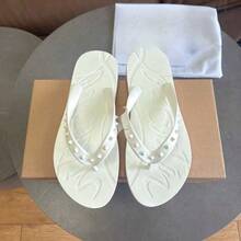 CL"Classic Retro 3D Riveted Red-Bottom Flip-Flops, Couple Beach Flat Toe Sandals, Casual Slip-Resistant Comfortable Flip-Flops - 白色半釘 - 查看 4