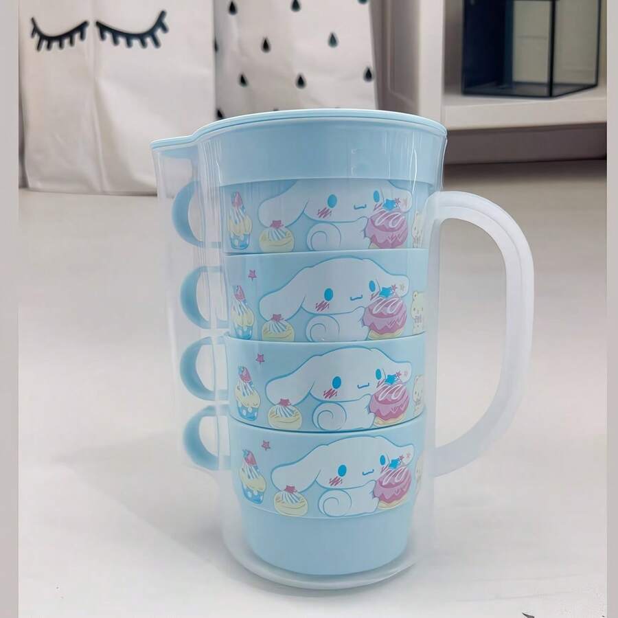 SANRIO 5件組水壺套組，包含1個冷水壺與4個可堆疊手柄杯，輕量塑料材質，防塵蓋保持飲品清潔，可堆疊設計節省收納空間，適用於居家廚房、辦公室與戶外野餐