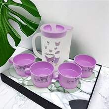 SANRIO 5件組水壺套組，包含1個冷水壺與4個可堆疊手柄杯，輕量塑料材質，防塵蓋保持飲品清潔，可堆疊設計節省收納空間，適用於居家廚房、辦公室與戶外野餐 - 彩色 - 查看 8