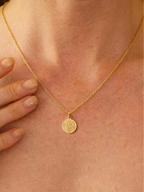1pc Stainless Steel Thin Chain Round Pendant Collarbone Necklace For Women, Basic O-Shaped Thin Chain Short Neck Chain Style, Vintage Embossed Portrait Coin Pendant, Delicate Linked Chain, Minimalist Round Buckle Pendant Vintage Element, French Vintage Light Luxury Gentle Style, Gold, Suitable For Students, Office Workers, Teachers, Niche Jewelry Lovers, Daily Commute, Store Visit Photography, Dating, Travel, Vacation Outfit, Suitable For Birthday, Qixi Festival, Christmas Gift Wearing