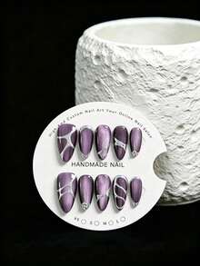 10 piezas de uñas postizas hechas a mano, forma de almendra mediana, estilo Y2K Baddie, efecto ojo de gato púrpura oscuro con capa superior mate + acentos de líneas pintadas a mano asimétricas & gemas de uñas, diseño único de nicho para chicas, adecuado para atuendo de Halloween Baddie, incluye kit de herramientas - Púrpura malva - Ver 2