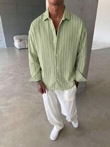 男士藍白條紋長袖休閒襯衫，寬鬆慵懶，極簡百搭設計，微落肩版型，適合多季節日常穿著，舒適透氣 - 薄荷綠 - 查看 2