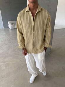 男士藍白條紋長袖休閒襯衫，寬鬆版型，極簡百搭風格，微落肩寬鬆剪裁，適合多季節日常穿著，舒適透氣 - 芥末黃 - 查看 5