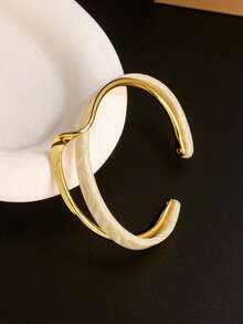 1pc Fashion Unique Design Metal Curved Texture Luxury Asymmetric Pattern White Shell Bracelet - Geometry - View 3