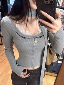 Atasan Rajut Wanita Gaya Korea Musim Gugur/Dingin, Model Halter Neck dengan Hiasan Renda dan Warna Kontras, Atasan Wanita Leher Bulat Besar dengan Bordir dan Lapisan Dasar Bergaris untuk Musim Gugur. - Grey - View 3