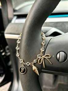 1 pieza Cadena de volante de coche con dije de letra inicial de concha y lazo de strass en tono dorado, estilo bohemio, cadena de metal para decoración interior de automóvil, accesorio ornamental personalizado para vehículo - A - Ver 12
