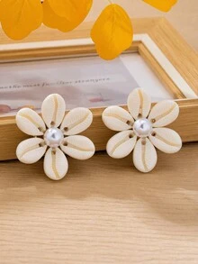 1 Pair French Vacation Style Cream White 6-Petal Faux Shell Acrylic Petal Stud Earrings With Faux Pearl Flower Center, Beach Travel Outfit Accessory For Women - Creamy White - View 3
