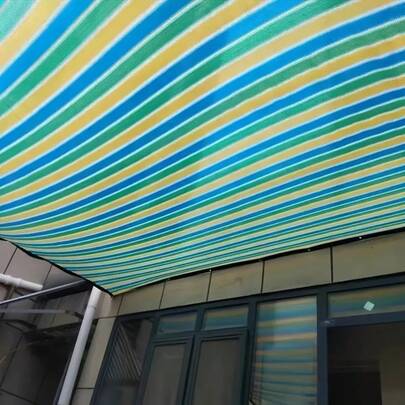 Shaded Outdoor Patios, Outdoor Sunshade Nets And Privacy Fence Screens Made Of Tough Polyethylene Mesh With Breathable And UV-Resistant Holes, Suitable For Lawn Activities.