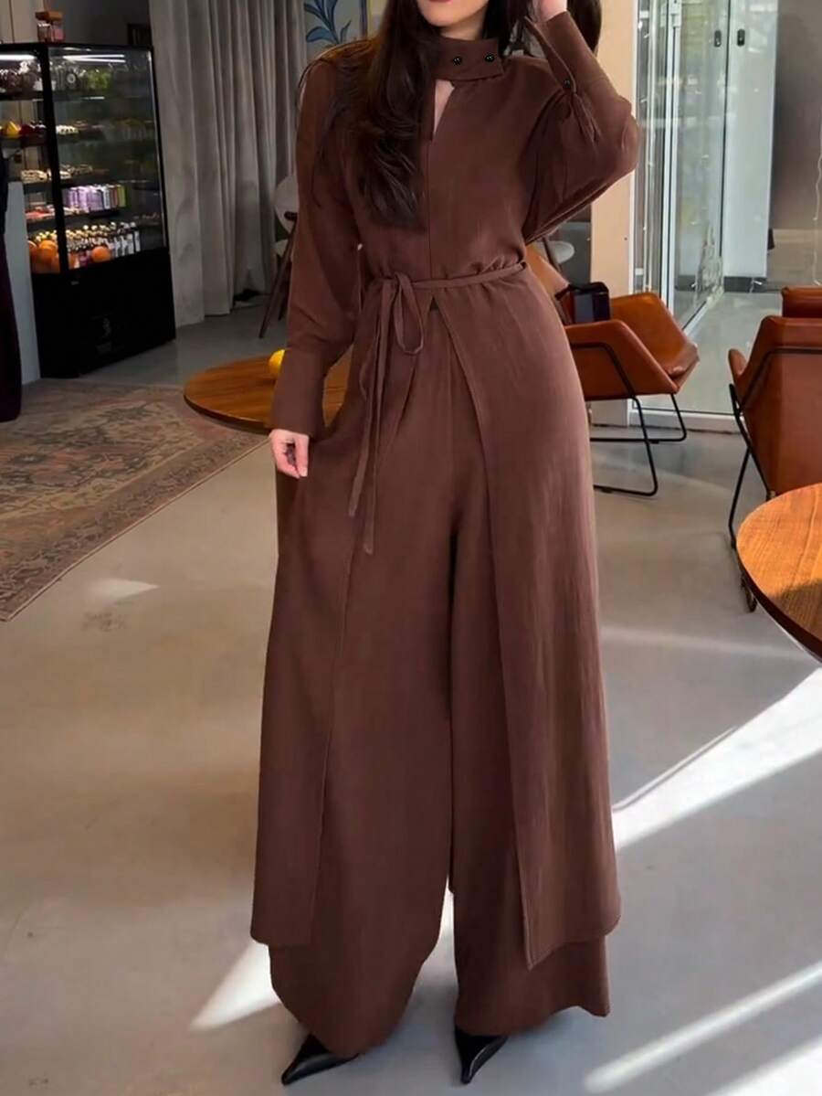 女款優雅休閒立領長袖高開衩綁腰長版上衣與寬腿長褲兩件套，純色高開衩後背棕色