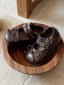 زوج واحد من أحذية الفتيات المسطحة المزينة بفيونكة، أحذية مشي بحزام إبزيم مزدوج، أحذية باليه مسطحة، أحذية أداء - بني - مشاهدة 1