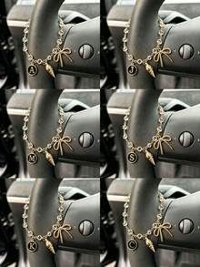 1 pieza Cadena de volante de coche con dije de letra inicial de concha y lazo de strass en tono dorado, estilo bohemio, cadena de metal para decoración interior de automóvil, accesorio ornamental personalizado para vehículo - A - Ver 8