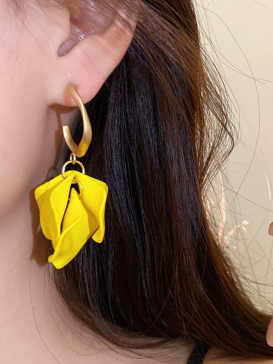 1 par de pendientes de botón con colgante de pétalo de acrílico amarillo en forma de C de metal, estilo europeo y americano, pendientes de moda personalizados dulces y elegantes para mujeres y niñas, accesorios para viajes, bodas y fiestas, regalo de cumpleaños y Navidad 2026 - oro mate - Ver 1