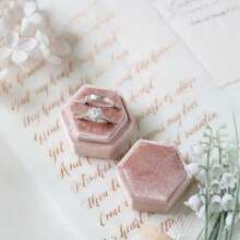 1 Stück 5*4,5*4,5cm Samt Ringbox, Samt Verlobungsring Box, geeignet für Hochzeit Vintage Doppel-Slot Ringbox, kann Ringe und Ohrringe halten, geeignet für Heiratsantrag, Hochzeit, Geschenk, Jahrestag, Frauen Aufbewahrung Organisation Reise Notwendigkeit Schulanfang Wohnheim Aufbewahrung - Verschiedenfarbig - Übersicht 3
