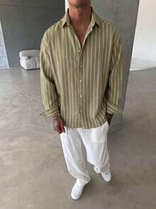 男士藍白條紋長袖休閒襯衫，慵懶簡約百搭設計，微落肩寬鬆版型，適合多季節日常穿著，舒適透氣 - 橄欖綠 - 查看 3