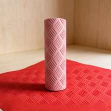 Rouleau à texture d'argile à motif de lignes obliques courtes – Outil DIY pour argile polymère, fondant – Fabriqué en PLA, durable – Rayures diagonales 3D & rainures fines – Impression profonde, antidérapant, facile à nettoyer – Idéal pour les carreaux modernes, l'art géométrique, les débutants & les professionnels - Rose à rayures courtes - Voir 2
