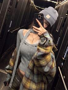 Atasan Rajut Wanita Gaya Korea Musim Gugur/Dingin, Model Halter Neck dengan Hiasan Renda dan Warna Kontras, Atasan Wanita Leher Bulat Besar dengan Bordir dan Lapisan Dasar Bergaris untuk Musim Gugur. - Grey - View 4