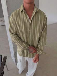 男士藍白條紋長袖休閒襯衫，慵懶簡約百搭設計，微落肩寬鬆版型，適合多季節日常穿著，舒適透氣 - 橄欖綠 - 查看 1