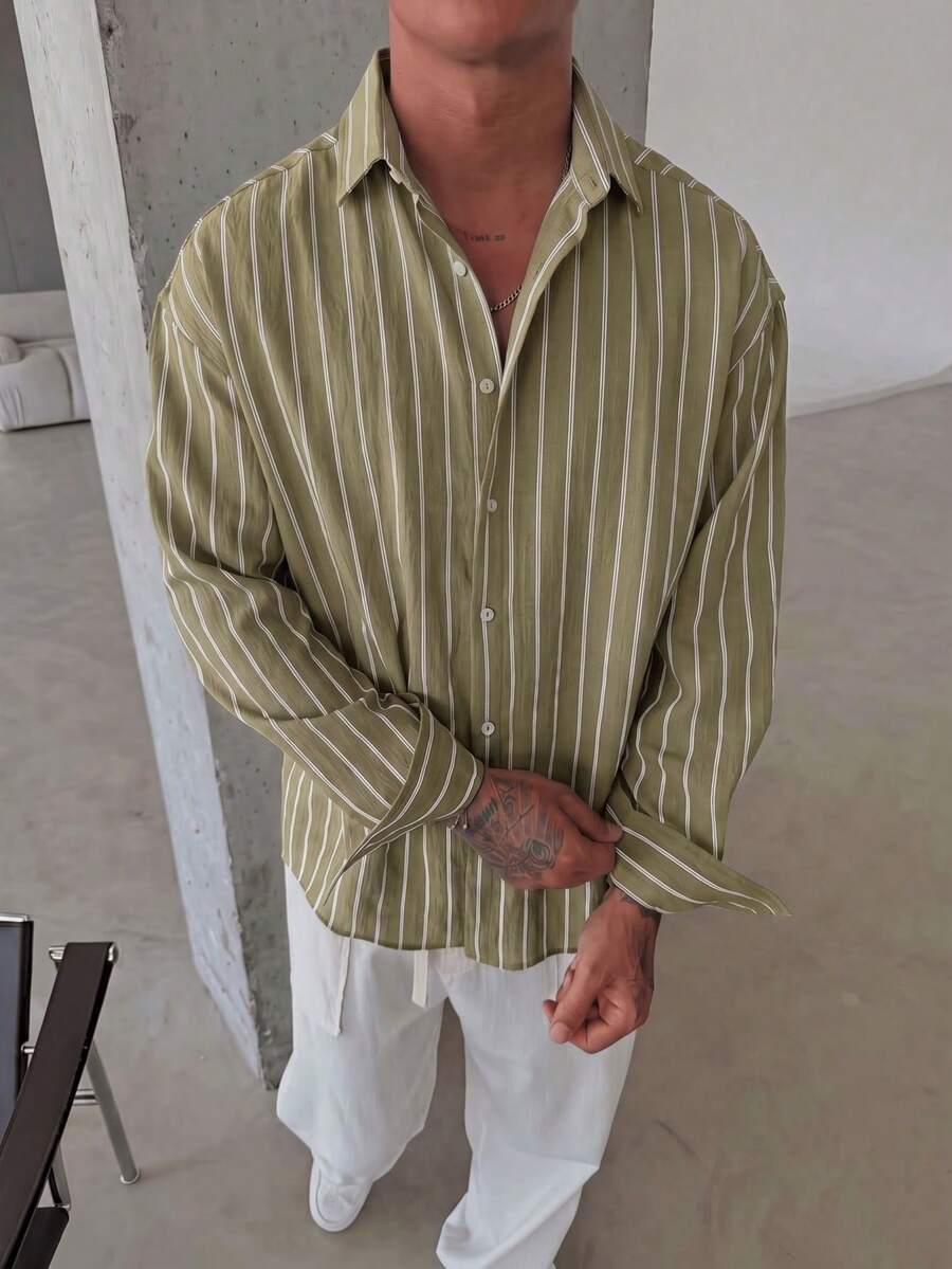 男士藍白條紋長袖休閒襯衫,慵懶簡約百搭設計,微落肩寬鬆版型,適合多季節日常穿著,舒適透氣 - 橄欖綠 - 查看 1