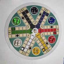 1 Conjunto Jogo de Tabuleiro Monopoly, Tamanho Grande para 6 Jogadores 35cm/13,78 Polegadas - Inclui: 1 Tabuleiro Redondo, 24 Peças de Dados Coloridos, 2 Dados. Jogo de Tabuleiro de Dados Clássico para 6 Jogadores, com Peças Numeradas (1-6) - Noite de Jogos em Família, Jogo de Bebida, Natal e Halloween - Xadrez Internacional, Damas e Jogo de Tabuleiro Monopoly para 6 Jogadores - Jogo de Tabuleiro de Dados Clássico com Peças Numeradas - Multicolorido - Visão 12