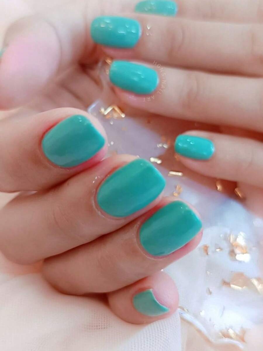 Unhas Postiças Azuis Claras com Relevo, Quadradas Curtas - Adequadas para Manicure Feminina, Cor Sólida Brilhante, Estilo Haven, Adesivos de Unhas Reutilizáveis com Ajuste Natural, 24 Peças