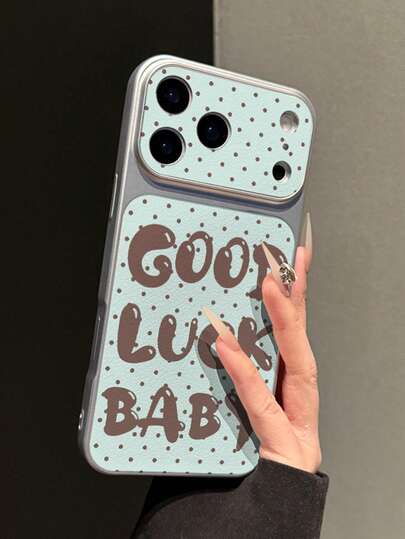 1 stuk blauwe achtergrond bruine polkadot Engelse GOOD LUCK BABY lychee leer textuur telefoonhoesje elektroplat mat zilveren rand volledige dekking 2 mm anti-val creatieve precisie opening verhoogd groot venster Instant 17 lens zachte schil dagelijks geschikt voor iPhone 17/17Pro/17PROMAX/16/16Pro/16PLUS/16PROMAX/15/11/12/13/14/15Pro/14Pro/13Pro/15PROMAX/14PROMAX/13PROMAX