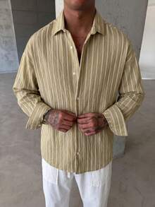 男士藍白條紋長袖休閒襯衫，寬鬆版型，極簡百搭風格，微落肩寬鬆剪裁，適合多季節日常穿著，舒適透氣 - 芥末黃 - 查看 4