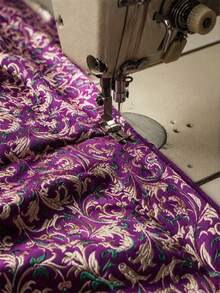 1 pieza de tela de brocado jacquard floral púrpura ornamentada, textil tejido con fondo púrpura y flores de volutas doradas-verdes, material duradero y lujoso para vestimenta, vestidos de noche, tapicería, cortinas, fundas de cojín, decoración del hogar clásica y opulenta - 1 - Ver 7