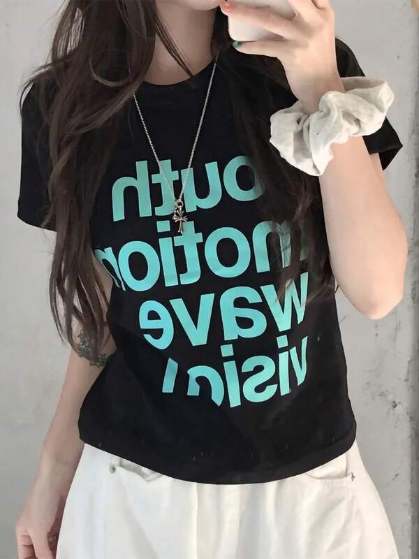 コットン100%のレディース半袖Tシャツ、Y2Kストリートスタイル、レタープリントデザイン、ゆったりとしたクルーネックトップス、夏のコーディネートに最適です。