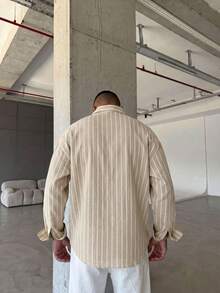 男士藍白條紋長袖休閒襯衫，慵懶簡約百搭設計，微落肩寬鬆版型，適合多季節日常穿著，舒適透氣 - 香檳色 - 查看 3